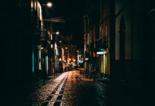 Peut-on posséder une arme de défense en France ? rue sombre